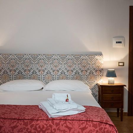 Cabrera House Bed & Breakfast Pozzallo Bagian luar foto